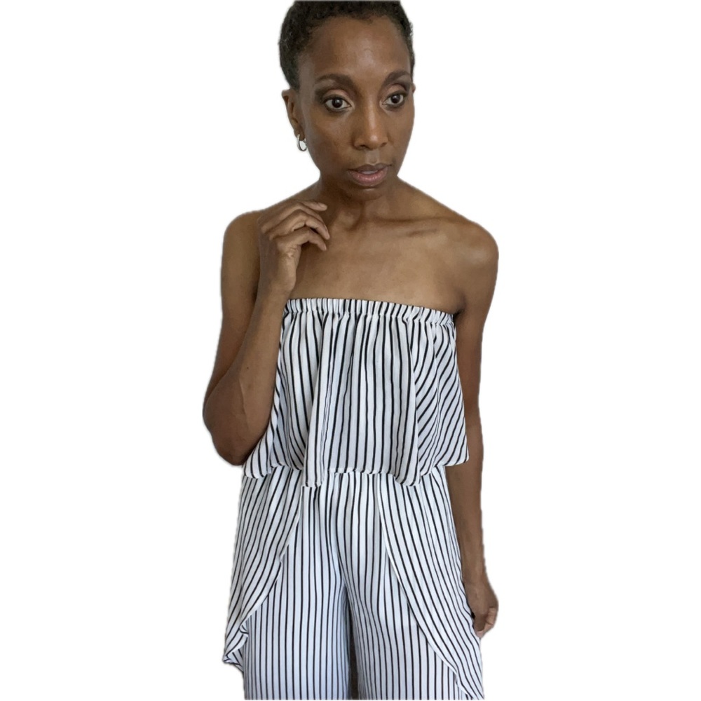 FAVLUX•SIZE LARGE•BLACK AND WHITE STRIPED JUMPSUIT•FREE FLOWING LEGS